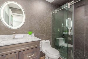 Dusche, Haartrockner, Handtücher, Shampoo