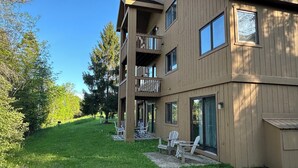 Ein mehrstöckiges Gebäude mit Balkon, großen Fenstern und Außenbereich.