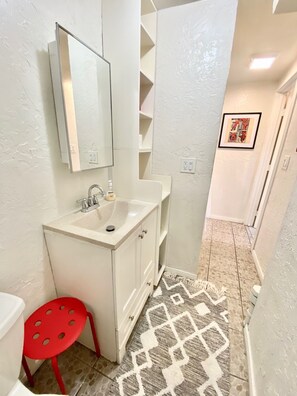 مجففات شعر، مناشف، صابون، شامبو