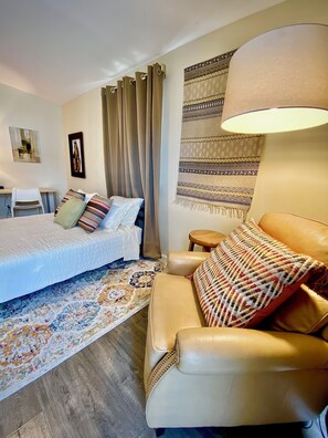 2 عدّة غرف نوم ومكتب ومكواة/لوح كي وواي فاي