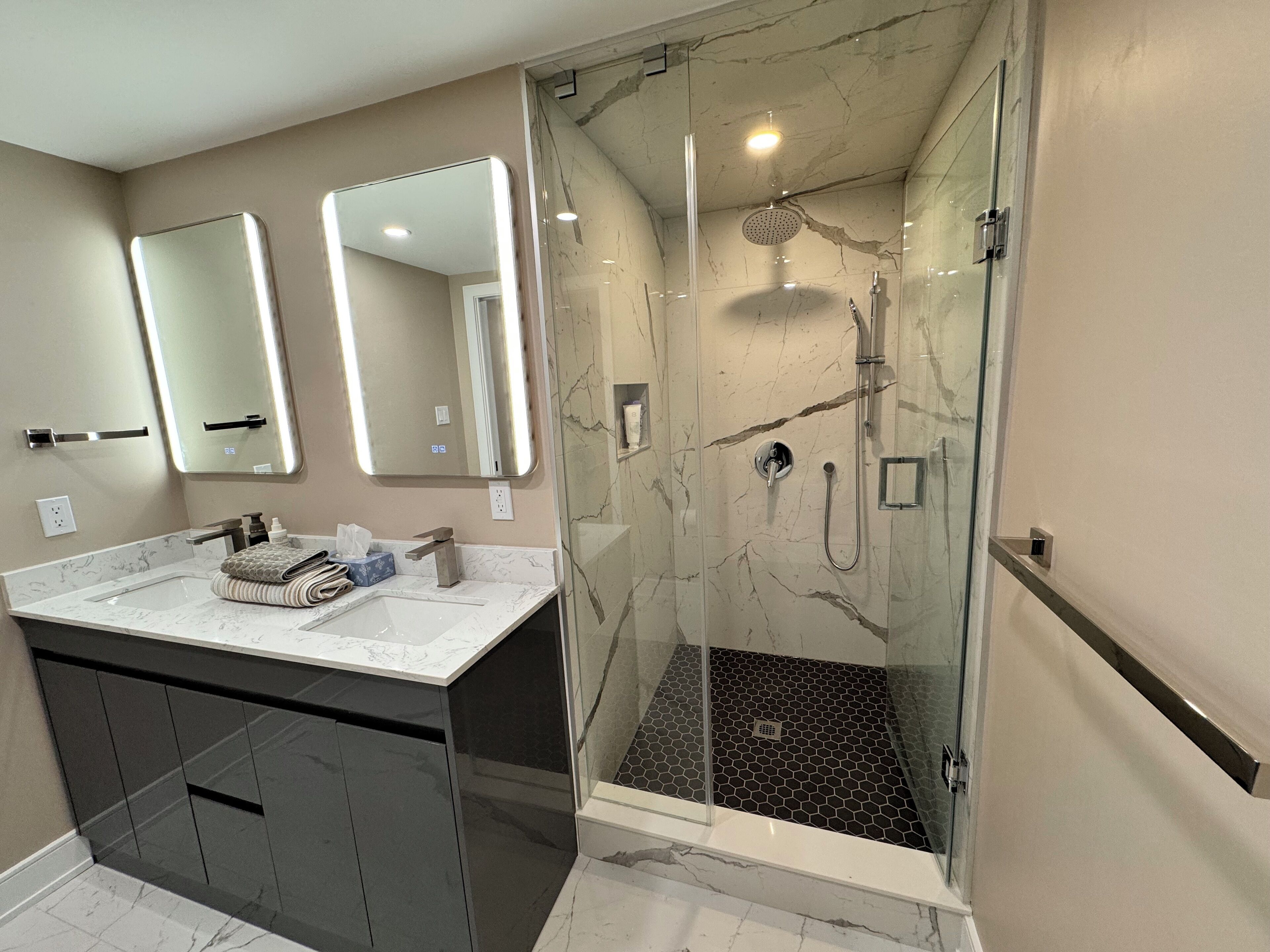 Een douche, een haardroger, handdoeken, zeep