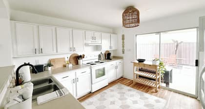 New Cozy, Clean, Contemporary Casa. 5 Minutes from Six Flags and La Cantera!