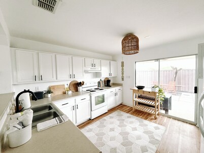 New Cozy, Clean, Contemporary Casa. 5 Minutes from Six Flags and La Cantera!