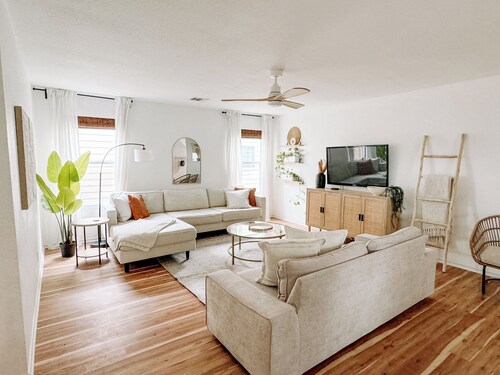 New Cozy, Clean, Contemporary Casa. 5 Minutes from Six Flags and La Cantera!