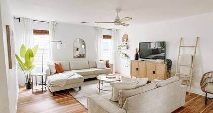 New Cozy, Clean, Contemporary Casa. 5 Minutes from Six Flags and La Cantera!