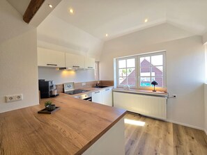 Fridge, oven, stovetop, dishwasher - Appartements Zur Bauerndiele " Groot Stuuv" - Herzlich Willkommen in den Appartements Zur (Hage)