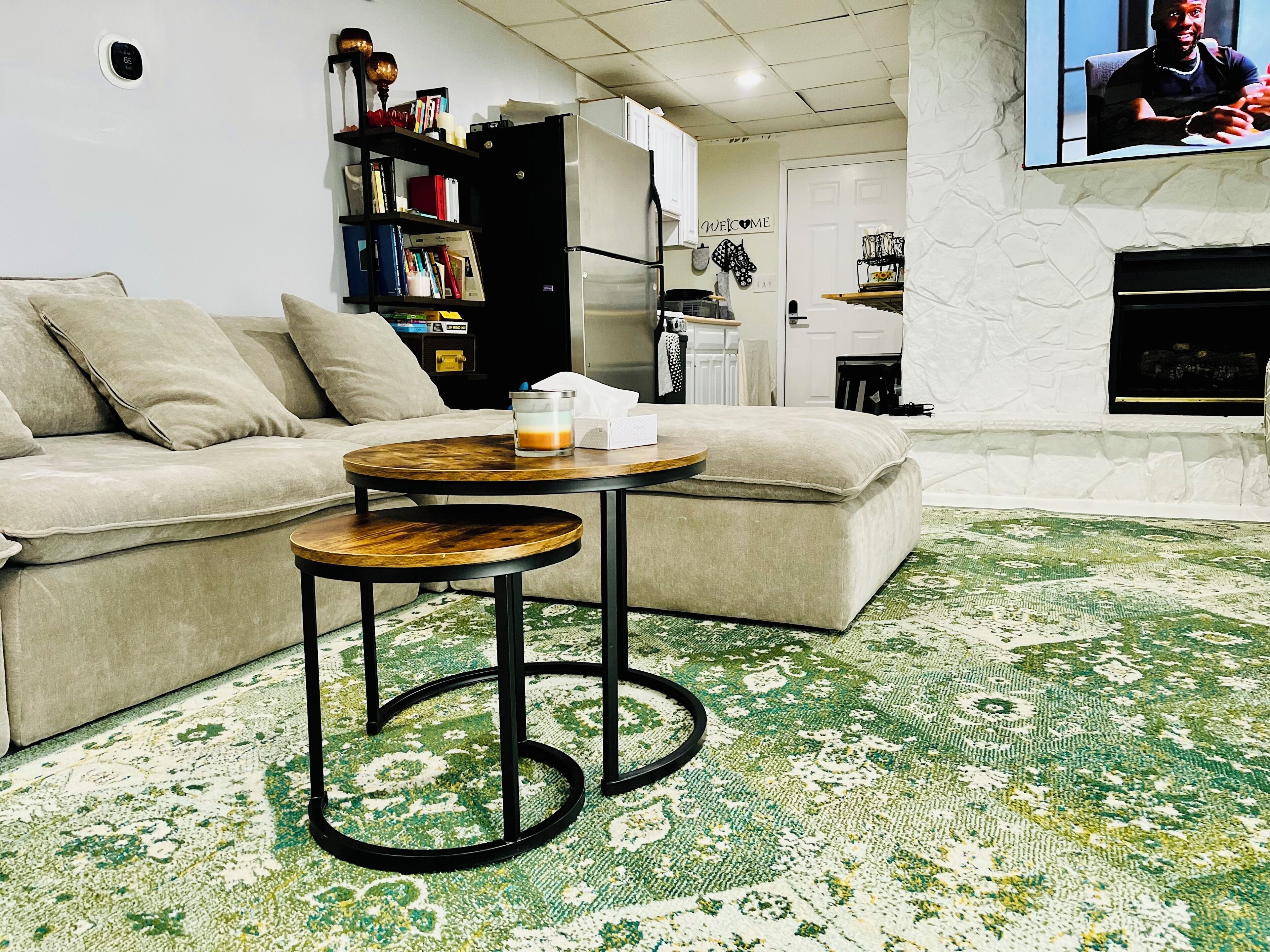 TV connectée, cheminée, livres