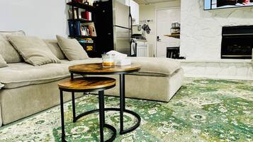 Smart TV, chimenea, libros