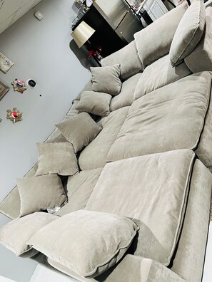 Smart-tv, een open haard en boeken