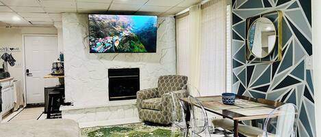 TV connectée, cheminée, livres