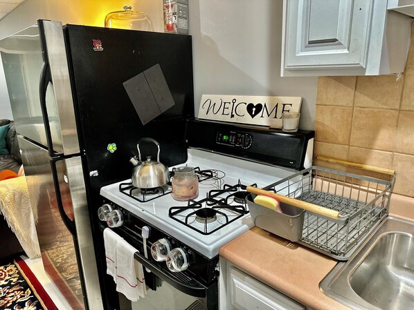 Een koelkast, een microgolfoven, een oven, een kookplaat