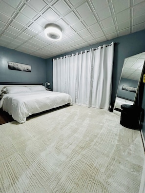 2 chambres, fer et planche à repasser, lit de bébé portatif