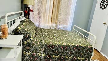 2 bedrooms, iron/ironing board, travel cot, free WiFi