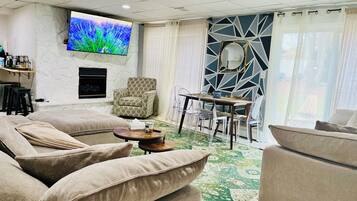 Smart TV, chimenea, libros