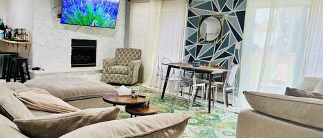 Smart-TV, Kamin, Bücher