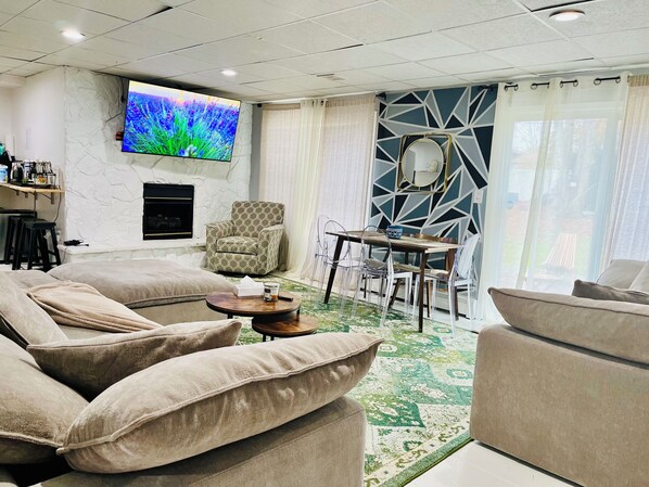 スマートテレビ、暖炉、書庫