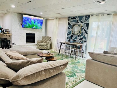 Serenity Haven: Cozy 2-Bedroom Home with Spacious Living & Big Backyard
