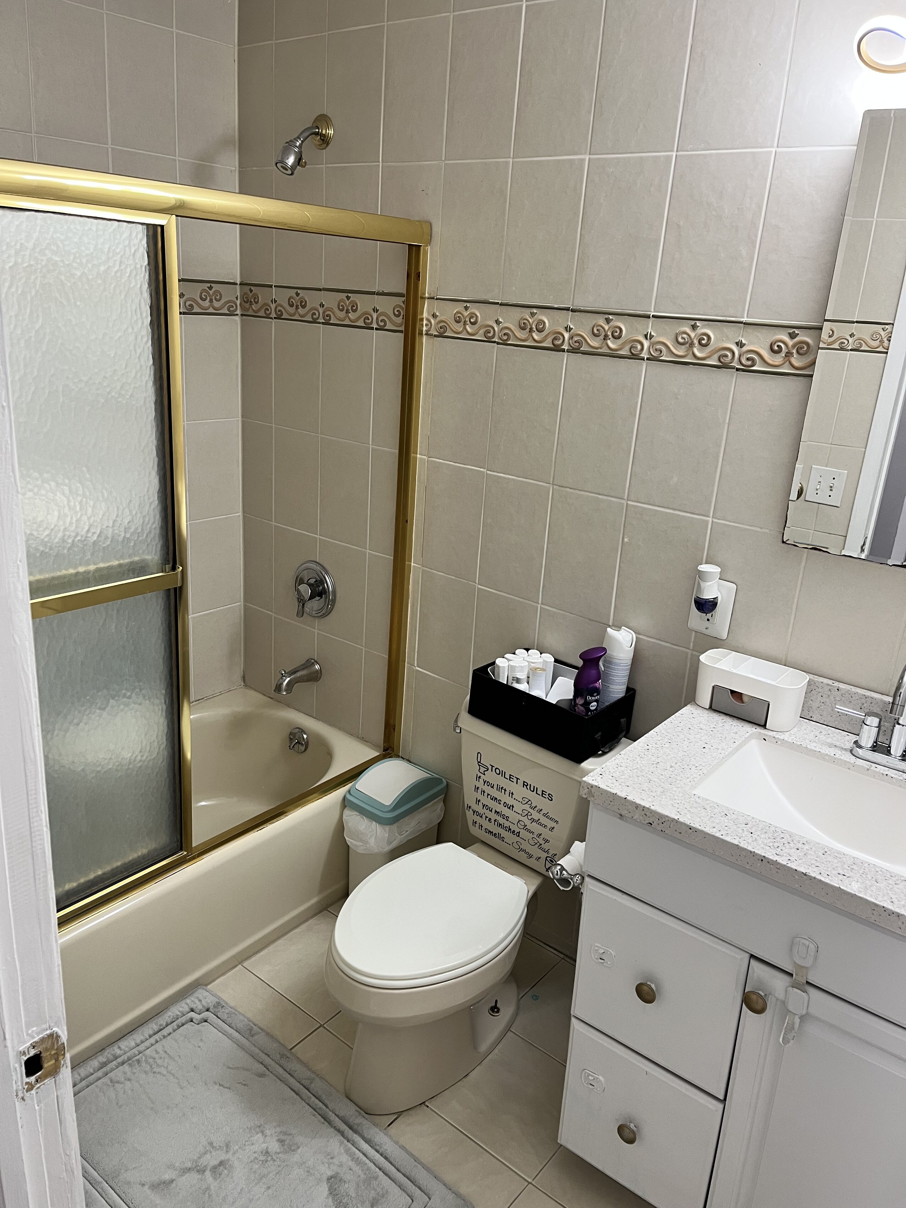 Ein Badezimmer mit Badewanne, Toilette und Waschbecken.