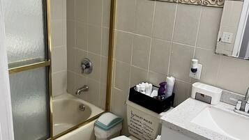 Secador de pelo, toallas, jabón y champú