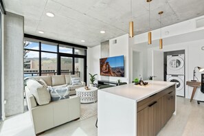 Smart TV - 2bd/2ba Best style and location/Pool+spa/gym/pkg! (Salt Lake City)