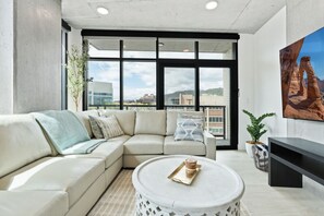 Smart TV - 2bd/2ba Best style and location/Pool+spa/gym/pkg! (Salt Lake City)