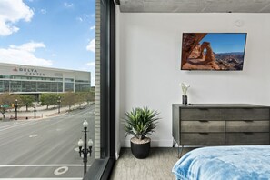 2 chambres, bureau, fer et planche à repasser, lit parapluie