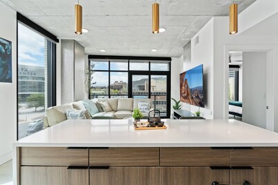 2bd/2ba Best style and location/Pool+spa/gym/pkg!