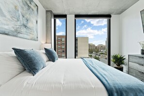 2 bedrooms, desk, iron/ironing board, travel crib - 2bd/2ba Best style and location/Pool+spa/gym/pkg! (Salt Lake City)