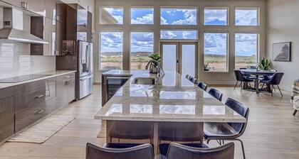 Private pool w/ slide, hot tub, and firepit! Near National Parks!