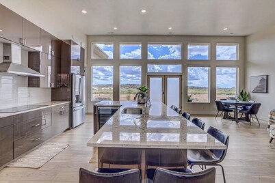 Private pool w/ slide, hot tub, and firepit! Near National Parks!