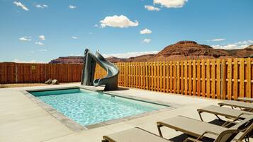 Una piscina al aire libre, una piscina climatizada