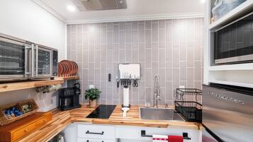 Réfrigérateur, micro-ondes, four, plaque de cuisson