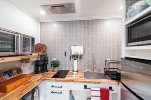 Frigorífico, microondas, horno y placa de cocina