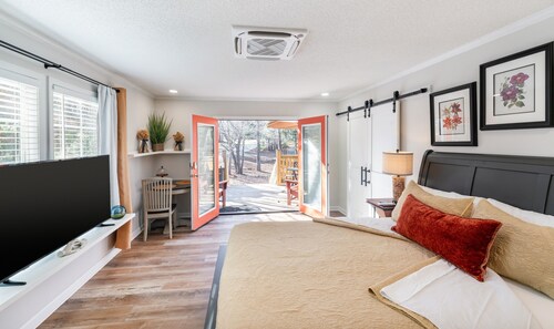 380 sf 3 min From DT Waxhaw Sleeps 2 Private Patio
The Little Big Suite