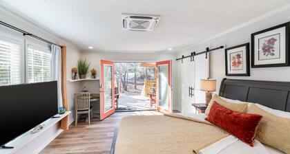 380 sf 3 min From DT Waxhaw Sleeps 2 Private Patio
The Little Big Suite