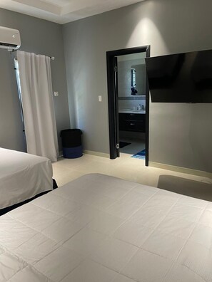 3 soverom, safe på rommet, strykejern/-brett og reiseseng for barn