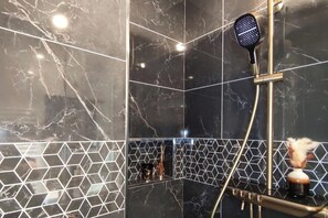 Douche, sèche-cheveux, serviettes fournies, savon