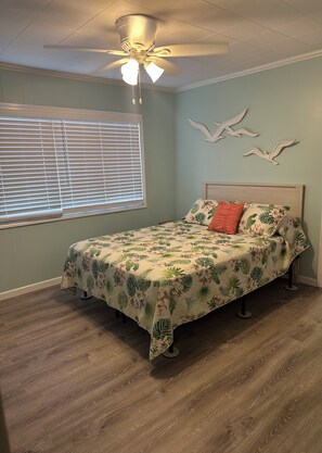 3 bedrooms, travel crib, WiFi, bed sheets - A coastal getaway in a private neighborhood in quaint Duck, NC (Kitty Hawk)