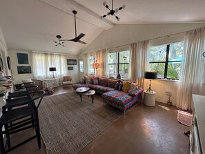 Smart-tv, videospil, bordfodbold, bordtennisbord