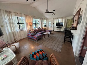 Smart TV, video games, foosball, table tennis - Mid Century Beach House, Salt water Pool. Family Sized with a game room!! (Waveland)