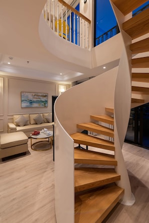 Penthouse Prestigio, 2 habitaciones, balcón, vista parcial al mar | Área de sala de estar | Smart TV de 43 pulgadas con canales digitales