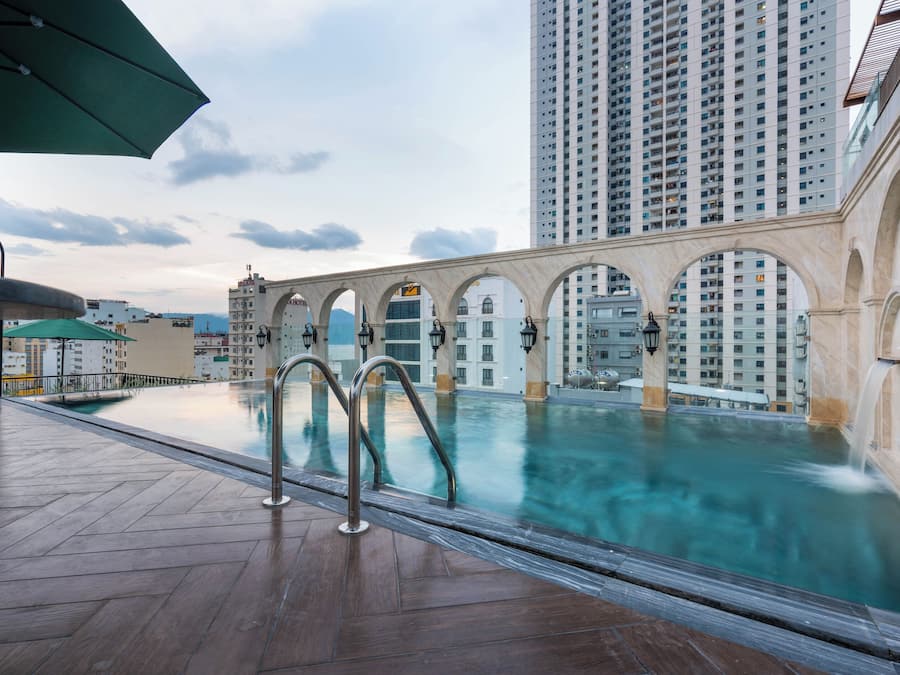 Una piscina al aire libre