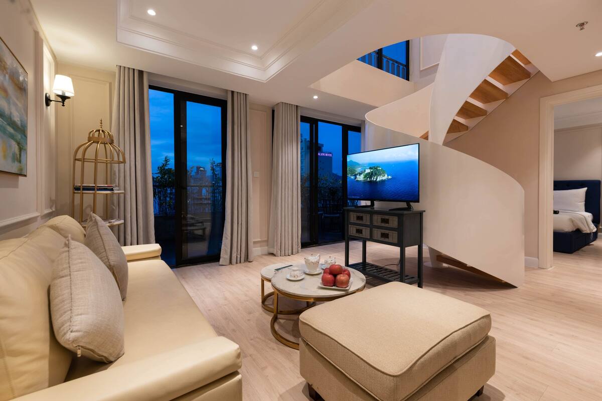 Penthouse Khas, 2 kamar tidur, balkon, pemandangan laut terbatas | Area keluarga | Smart TV 43-inci dengan saluran TV digital