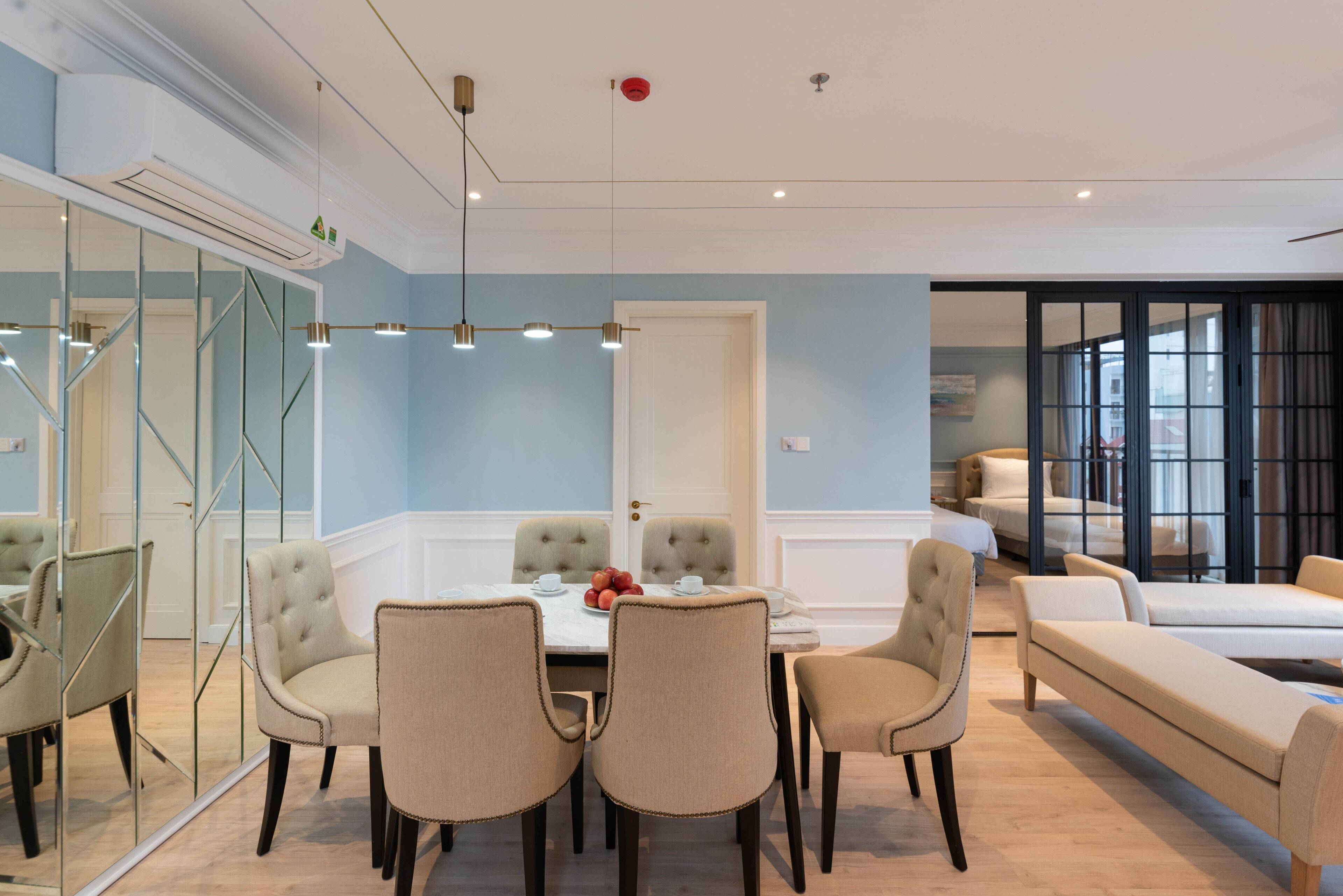 Een moderne hotelkamer met een zithoek, een bank en een groot raam.