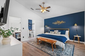3 habitaciones, escritorio y tabla de planchar con plancha