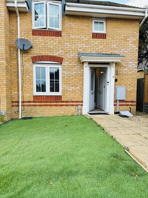 Exterior detail - Unwind in Style: Your Home Away From Home in Corby (Corby)