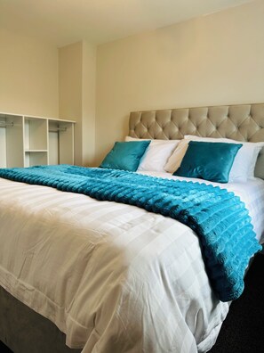 3 quartos, ferros/tábuas de passar roupa, Wi-Fi, roupa de cama