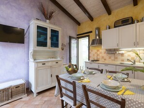 Refrigerador, microondas, lavavajillas y utensilios de cocina 