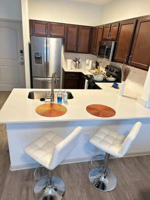 Réfrigérateur, micro-ondes, four, plaque de cuisson