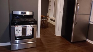 Une cuisine équipée d’une cuisinière, d’un four et d’un réfrigérateur en acier inoxydable.